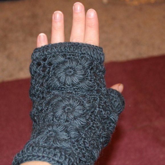 💥 HM Nepali Flower Crochet Handwarmers Denim Blue - Picture 2 of 4